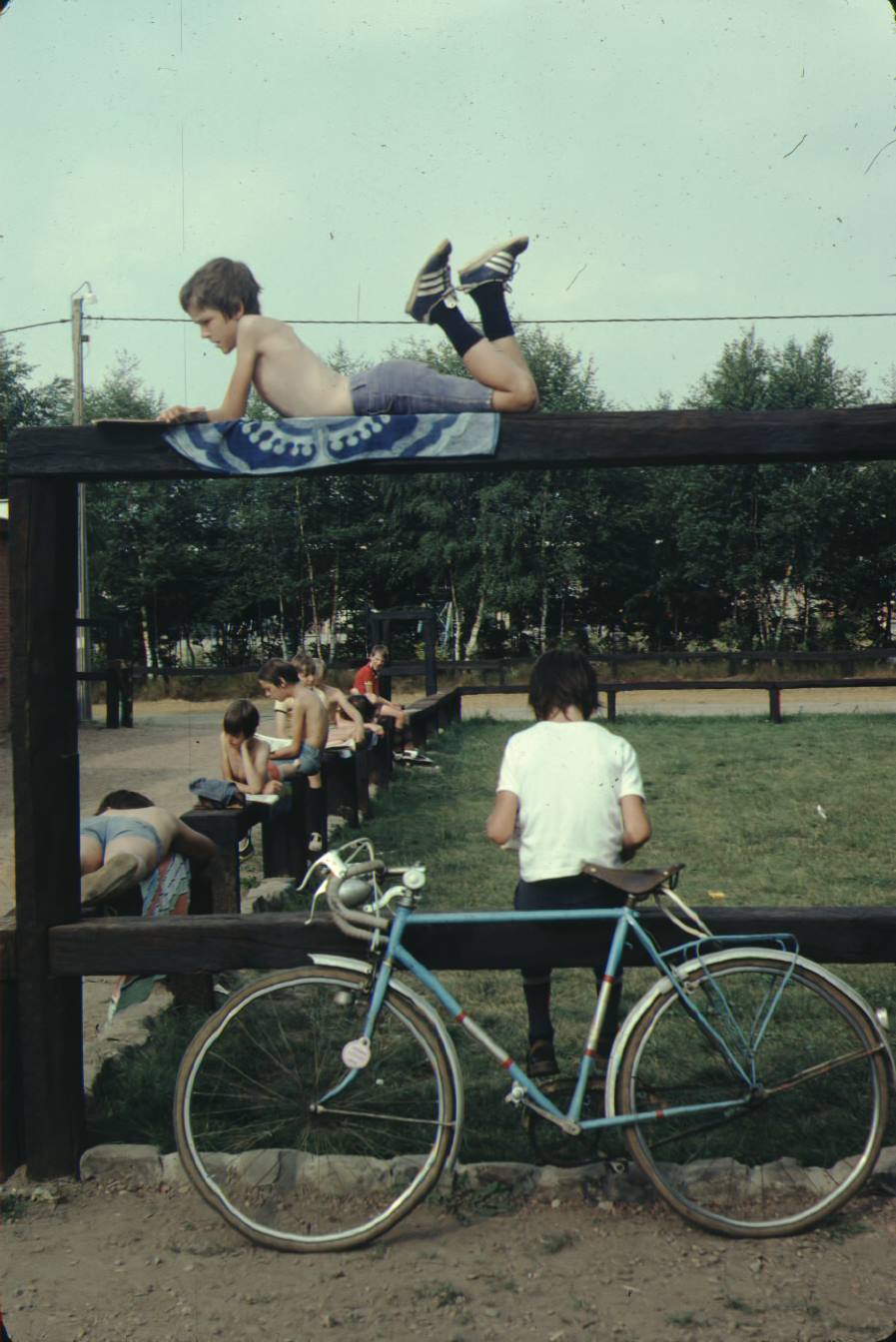 Foto van leden die zich ontspannen op kamp in Helchteren in het jaar 1979.