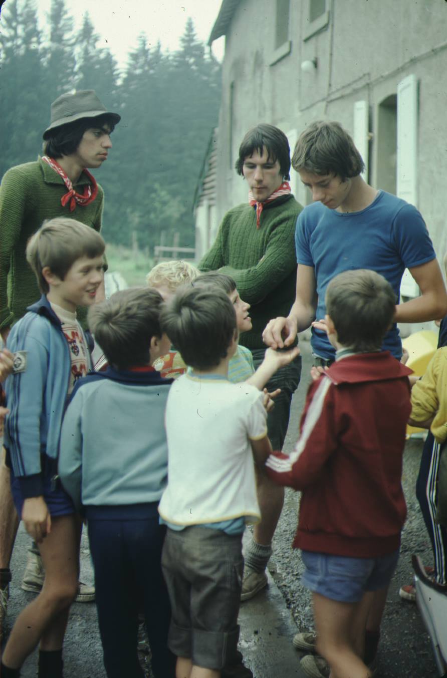 Foto van leden en leiding op kamp in Poteau in het jaar 1977.
