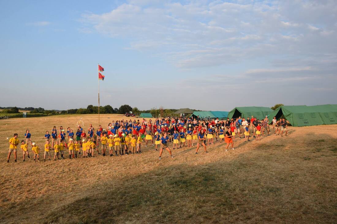 Foto van alle leden en leiding op het eerste gemengd kamp in Bekkevoort in 2018.
